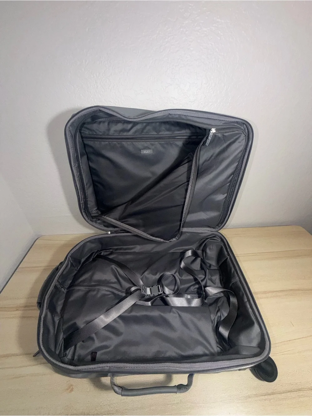 TUMI Voyageur Leger International Expandable 4 Wheel Carry On Suitcase Grey 22